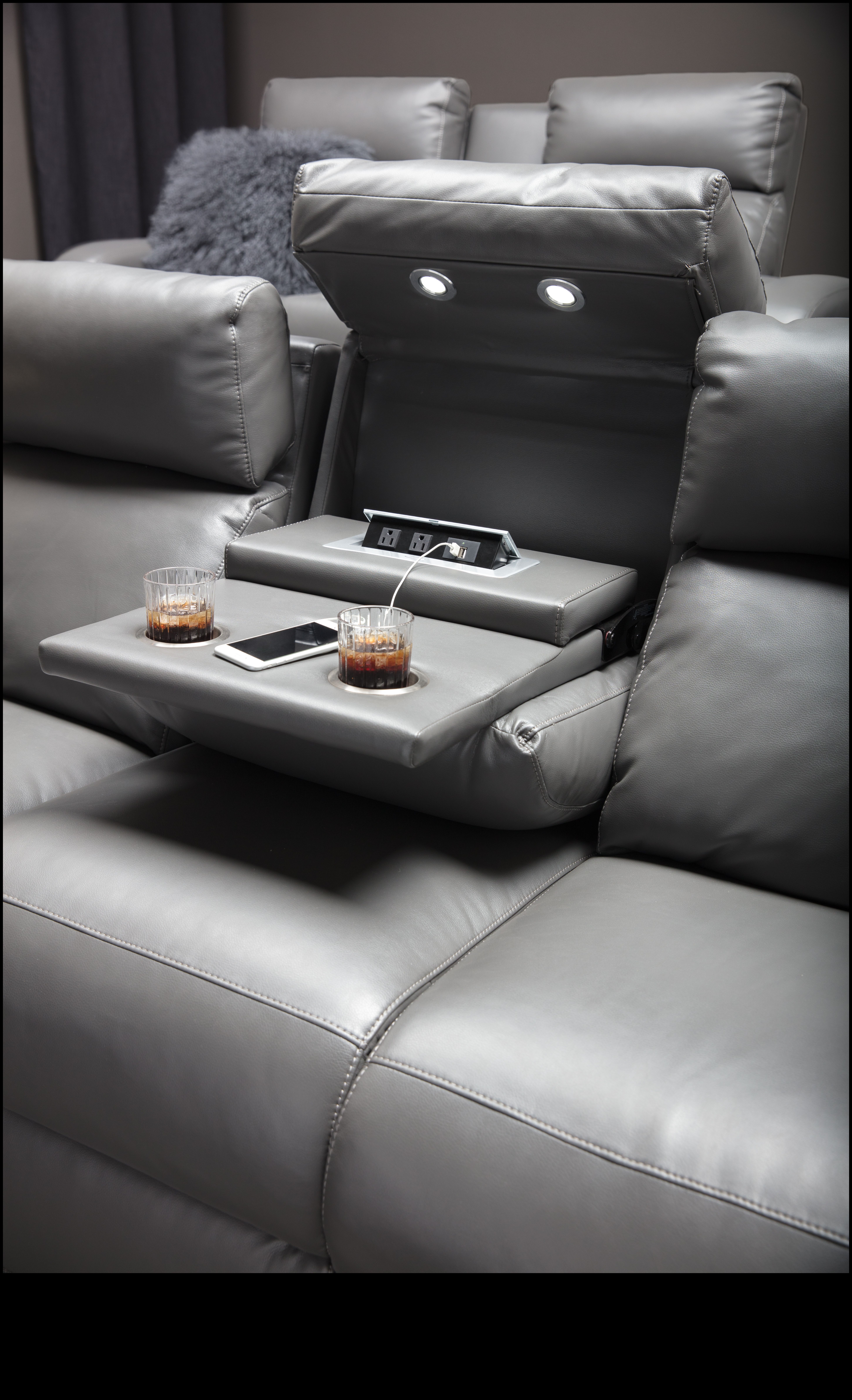 Kino komforts: nolaižamie dīvāni un mēbeles, kas paredzētas televīzijas skatīšanai