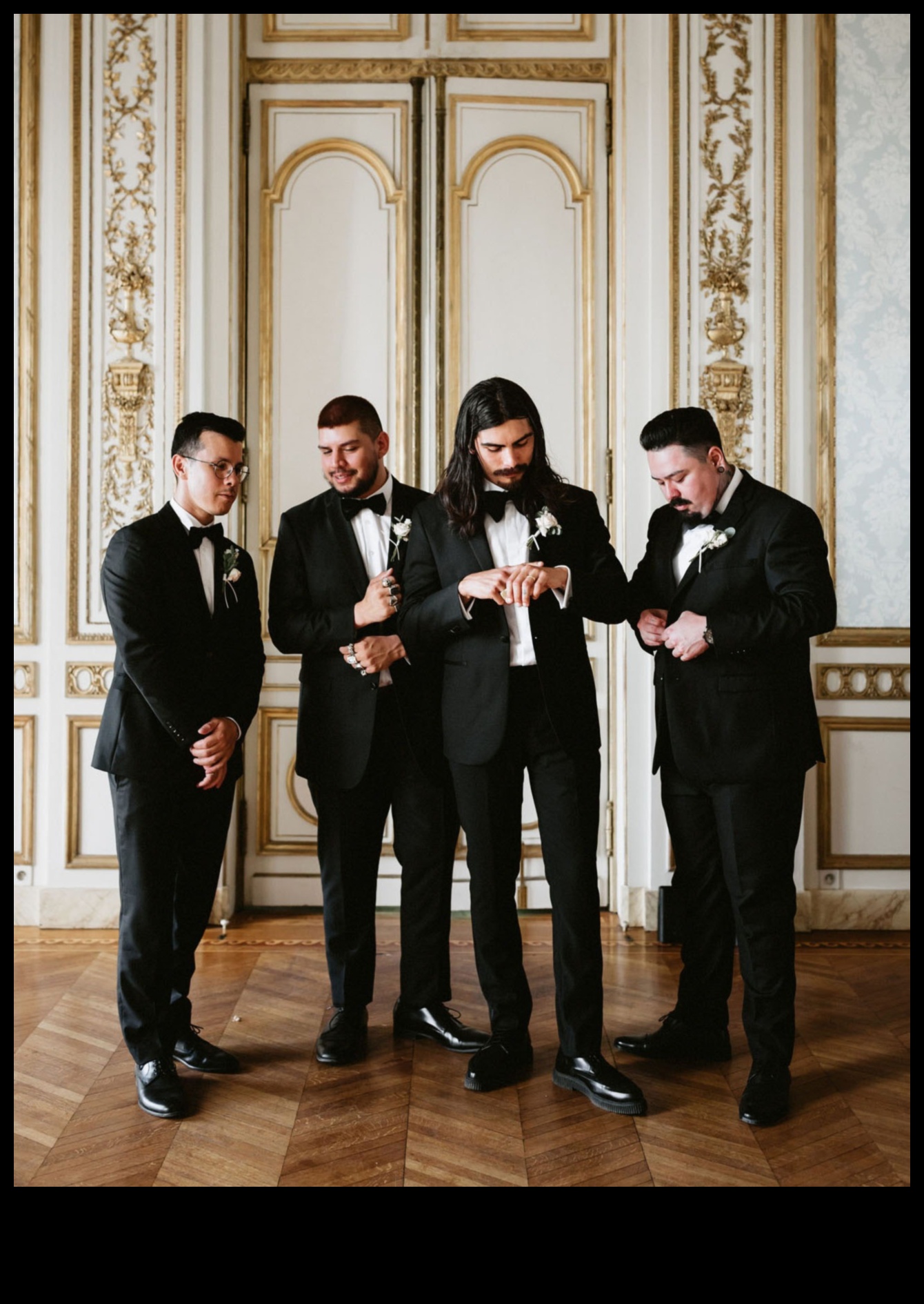 Gludi paziņojumi: Groom's Fashion Marvel