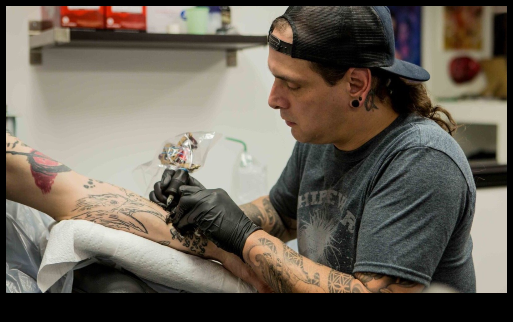 Globālā tinte: Navigācija starp tetovēšanas kultūras savstarpēji saistītajiem pavedieniem