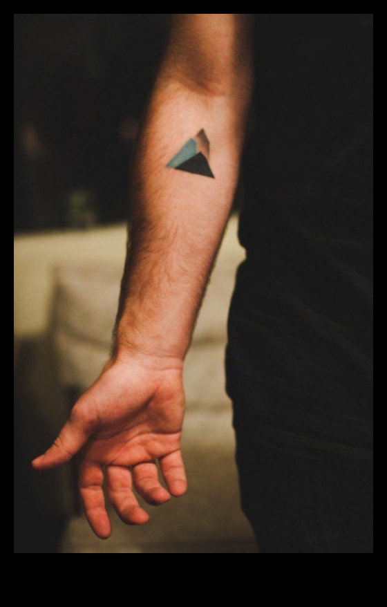 Gracioza tinte: izsmalcinātība displejā ar plaukstas tetovējumiem