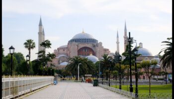 Dievišķie kupoli: Bizantijas baznīcu arhitektūras krāšņumi