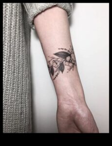 Gracioza tinte: izsmalcinātība displejā ar plaukstas tetovējumiem