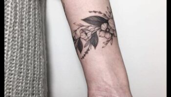 Gracioza tinte: izsmalcinātība displejā ar plaukstas tetovējumiem