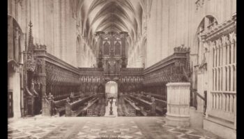 Katedrāles kori: mākslinieciskā reprezentācija gotiskajās kora telpās