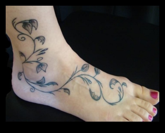 Pasakas uz pirkstiem: izteiksmīga kāju tetovējuma meistarības māksla
