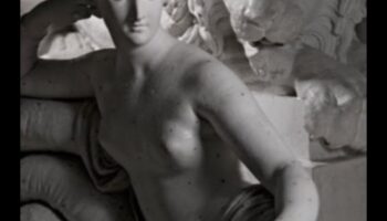 Tēlots staltums: neoklasicisma figūru karaliskā klātbūtne