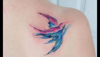 Spilgtas nokrāsas uz ādas: ienirstiet akvareļu tetovējumu pasaulē