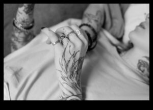 Tetovētas alegorijas: simbolisko stāstījumu atšķetināšana